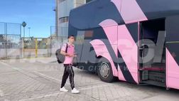 VIDEO Palermo, squadra in partenza per Cosenza: i rosa lasciano il “Renzo Barbera”