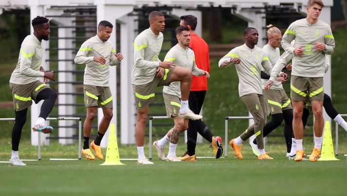 Calciatori del Milan impegnati durante una seduta di allenamento (getty images)