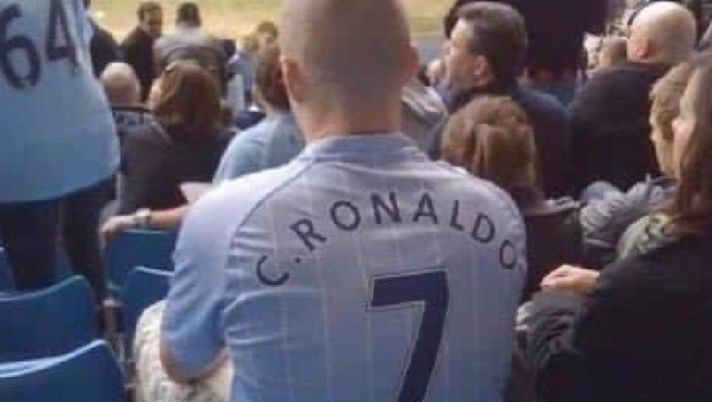 Gioia da derby per i tifosi United: quelli del City avevano già preso la maglia di CR7… 