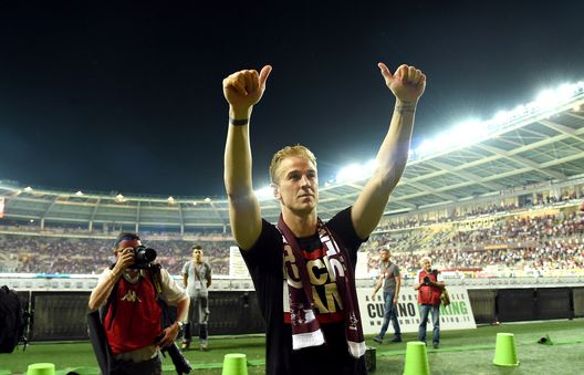 TURIN, ITALY - MAY 28:  Goalkeeper of FC Torino Joe Hart celebrates under FC Turin's fans at the end of last Serie A match between FC Torino and US Sassuolo at Stadio Olimpico di Torino on May 28, 2017 in Turin, Italy.  (Photo by Pier Marco Tacca/Getty Images) 