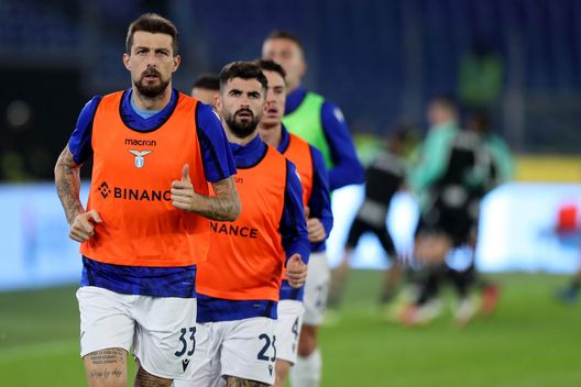 ROME, ITALY - DECEMBER 02: Francesco Acerbi of SS Lazio during the warm up before the Serie A match between SS Lazio and Udinese Calcio at Stadio Olimpico on December 02, 2021 in Rome, Italy. (Photo by Paolo Bruno/Getty Images) Acerbi, bello e impossibile: la pista è molto complicata- immagine 2