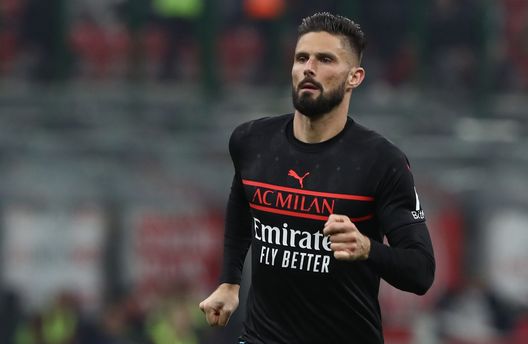 MILAN, ITALY - OCTOBER 26: Olivier Giroud of AC Milan looks on during the Serie A match between AC Milan and Torino FC at Stadio Giuseppe Meazza on October 26, 2021 in Milan, Italy. (Photo by Marco Luzzani/Getty Images) Rebic punta la Fiorentina: sarà titolare. Ibra o Giroud? Ecco chi giocherà- immagine 2