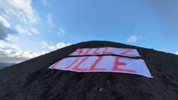Lille, il derby del Nord nell’alto dei cieli: mega-striscione su un cumulo di scorie