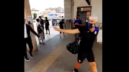 Tifoso napoletano a Gasperini: “Forza Napoli”. Volano insulti: “Terrone del c*zzo!” | VIDEO