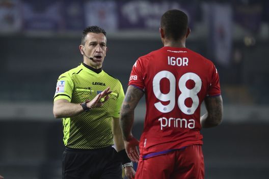 VERONA, ITALY - DECEMBER 22: Referee Daniele Doveri (L) speaks with Igor (R) of ACF Fiorentina during the Serie A match between Hellas Verona and ACF Fiorentina at Stadio Marcantonio Bentegodi on December 22, 2021 in Verona, Italy. (Photo by Giuseppe Cottini/Getty Images) VERONA, ITALY - DECEMBER 22: Referee Daniele Doveri (L) speaks with Igor (R) of ACF Fiorentina during the Serie A match between Hellas Verona and ACF Fiorentina at Stadio Marcantonio Bentegodi on December 22, 2021 in Verona, Italy. (Photo by Giuseppe Cottini/Getty Images)