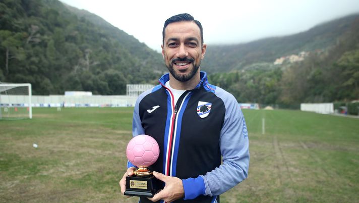 BOGLIASCO (GE) - 15/12/19 - CENTRO SPORTIVO G. MUGNAINI - UC SAMPDORIA - FABIO QUAGLIARELLA POSA CON IL PREMIO DI MAGIC PLAYER 2018/2019 - FOTO DOLCI/KULTA 