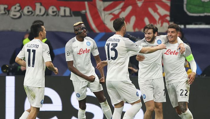 FRANKFURT AM MAIN, GERMANY - FEBRUARY 21: Giovanni Di Lorenzo of SSC Napoli celebrates after scoring the team's second goal with teammates during the UEFA Champions League round of 16 leg one match between Eintracht Frankfurt and SSC Napoli at Deutsche Bank Park on February 21, 2023 in Frankfurt am Main, Germany. (Photo by Christian Kaspar-Bartke/Getty Images) Non solo Osimhen, c’è un altro 8 in pagella per Gazzetta: “Una furia, partita monstre” - immagine 1