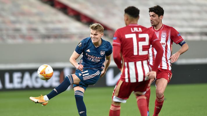 PIRAEUS, GREECE - MARCH 11: Martin Odegaard of Arsenal takes a shot during the UEFA Europa League Round of 16 First Leg match between Olympiacos and Arsenal at Karaiskakis Stadium on March 11, 2021 in Piraeus, Greece. Sporting stadiums around Europe remain under strict restrictions due to the Coronavirus Pandemic as Government social distancing laws prohibit fans inside venues resulting in games being played behind closed doors. (Photo by Milos Bicanski/Getty Images) PIRAEUS, GREECE - MARCH 11: Martin Odegaard of Arsenal takes a shot during the UEFA Europa League Round of 16 First Leg match between Olympiacos and Arsenal at Karaiskakis Stadium on March 11, 2021 in Piraeus, Greece. Sporting stadiums around Europe remain under strict restrictions due to the Coronavirus Pandemic as Government social distancing laws prohibit fans inside venues resulting in games being played behind closed doors. (Photo by Milos Bicanski/Getty Images)