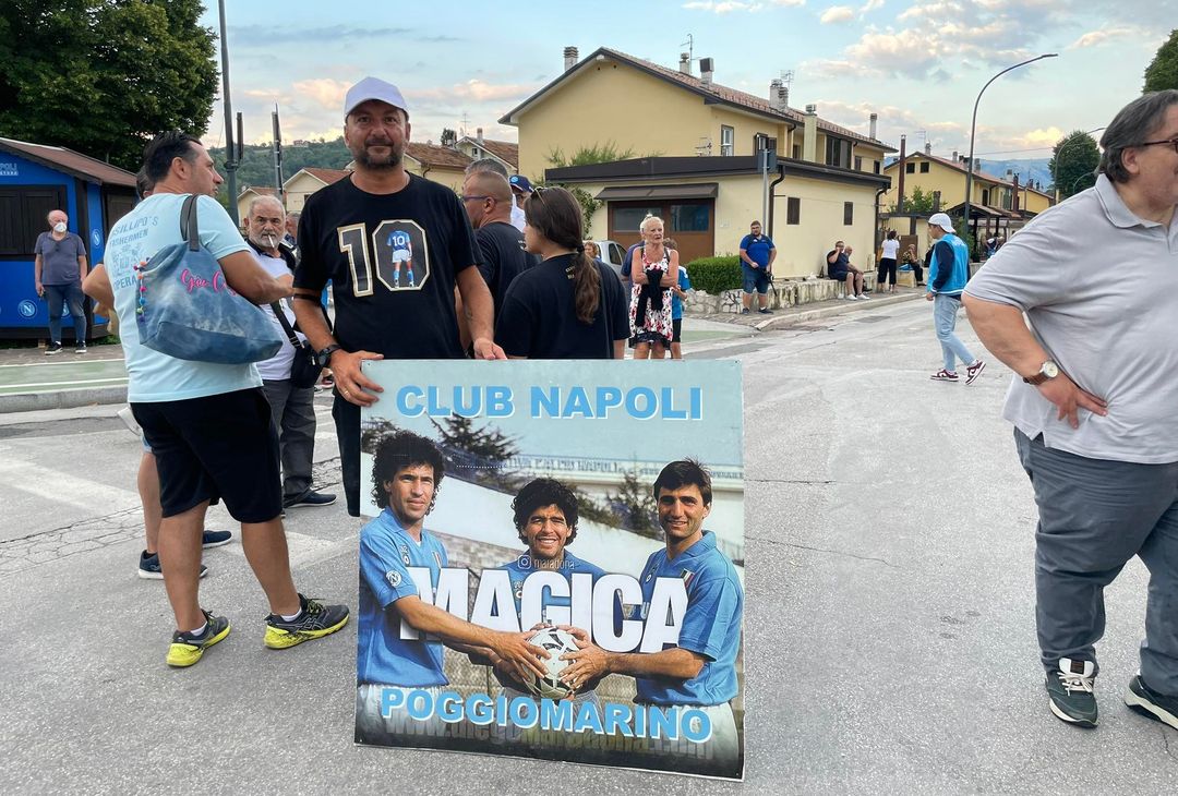 FOTO Il Napoli club di Poggiomarino mostra un bellissimo cartonato dedicato a Magica - immagine 2