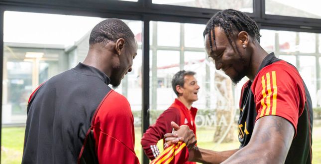 Roma, Ndicka abbraccia De Rossi e Smalling punta al rientro. Suggestione Gudmundsson- immagine 2