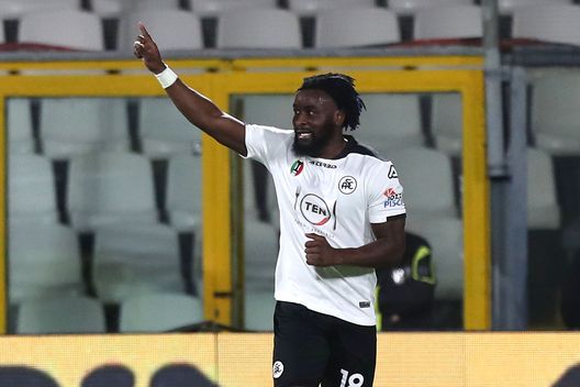 LA SPEZIA, ITALY - DECEMBER 23: Mbala Nzola of Spezia Calcio celebrates after scoring a goal during the Serie A match between Spezia Calcio and Genoa CFC at Stadio Alberto Picco on December 23, 2020 in La Spezia, Italy. (Photo by Gabriele Maltinti/Getty Images) LA SPEZIA, ITALY - DECEMBER 23: Mbala Nzola of Spezia Calcio celebrates after scoring a goal during the Serie A match between Spezia Calcio and Genoa CFC at Stadio Alberto Picco on December 23, 2020 in La Spezia, Italy. (Photo by Gabriele Maltinti/Getty Images)
