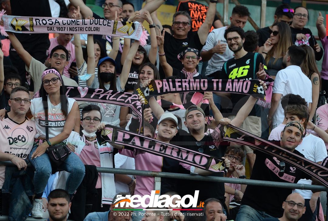 Fototifo, i tifosi allo stadio per Palermo-Feralpisaló 1-0 (gallery) - immagine 151