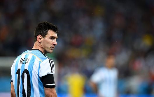 SAO PAULO, BRAZIL - JULY 09: Lionel Messi of Argentina looks on during the 2014 FIFA World Cup Brazil Semi Final match between the Netherlands and Argentina at Arena de Sao Paulo on July 9, 2014 in Sao Paulo, Brazil. (Photo by Matthias Hangst/Getty Images) Messi, senti Van Gaal: “L’abbiamo affrontati già otto anni fa e non ha toccato un pallone”- immagine 2