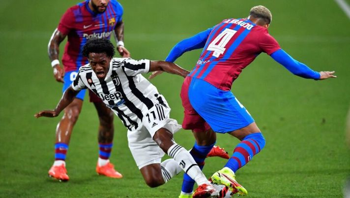 Juventus' Colombian midfielder Juan Cuadrado (C) challenges Barcelona's Dutch forward Memphis Depay and Barcelona's Uruguayan defender Ronald Araujo during the 56th Joan Gamper Trophy friendly football match between Barcelona and Juventus at the Johan Cruyff Stadium in Sant Joan Despi near Barcelona on August 8, 2021. (Photo by Pau BARRENA / AFP) (Photo by PAU BARRENA/AFP via Getty Images) Tutte le amichevoli: Maignan para un rigore! Theo, Insigne, Dimarco, Pjaca, Arnautovic, Cuadrado….- immagine 1