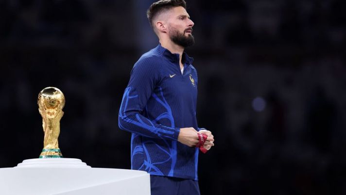 LUSAIL CITY, QATAR - DECEMBER 18: Olivier Giroud of France walks past the FIFA World Cup Qatar 2022 Winner's Trophy during the awards ceremony after the FIFA World Cup Qatar 2022 Final match between Argentina and France at Lusail Stadium on December 18, 2022 in Lusail City, Qatar. (Photo by Clive Brunskill/Getty Images) Gazzetta: “Giroud non entra mai in partita, è sottomesso”. Il voto è da incubo - immagine 1