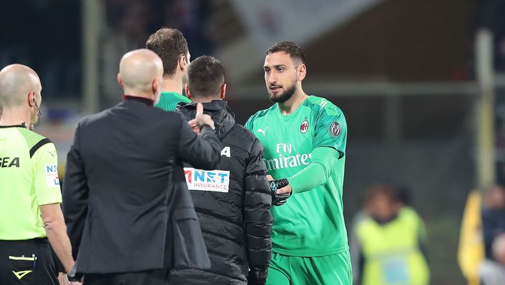 Il cambio tra Gianluigi Donnnarumma e Asmir Begovic in Fiorentina-Milan (credits Getty Images) 