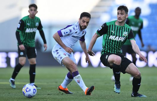 REGGIO NELL'EMILIA, ITALY - APRIL 17: Giacomo Bonaventura of ACF Fiorentina and Filip Djuricic of Sassuolo battle for the ball during the Serie A match between US Sassuolo and ACF Fiorentina at Mapei Stadium - Citta del Tricolore on April 17, 2021 in Reggio nell'Emilia, Italy. Sporting stadiums around Italy remain under strict restrictions due to the Coronavirus Pandemic as Government social distancing laws prohibit fans inside venues resulting in games being played behind closed doors. (Photo by Alessandro Sabattini/Getty Images) REGGIO NELL'EMILIA, ITALY - APRIL 17: Giacomo Bonaventura of ACF Fiorentina and Filip Djuricic of Sassuolo battle for the ball during the Serie A match between US Sassuolo and ACF Fiorentina at Mapei Stadium - Citta del Tricolore on April 17, 2021 in Reggio nell'Emilia, Italy. Sporting stadiums around Italy remain under strict restrictions due to the Coronavirus Pandemic as Government social distancing laws prohibit fans inside venues resulting in games being played behind closed doors. (Photo by Alessandro Sabattini/Getty Images)