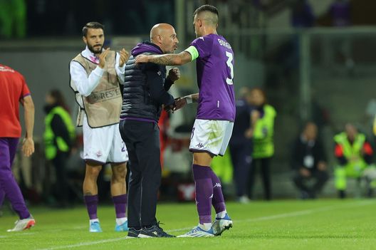 FLORENCE, ITALY - OCTOBER 13: Cristiano Biraghi and manager Vincenzo Italiano of ACF Fiorentina celebrate after a goal during the UEFA Europa Conference League group A match between ACF Fiorentina and Heart of Midlothian at Stadio Artemio Franchi on October 13, 2022 in Florence, Italy. (Photo by Gabriele Maltinti/Getty Images) Fiorentina, con l’Inter la vittoria porta fiducia per ripartire- immagine 2