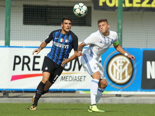 SESTO SAN GIOVANNI, ITALY - SEPTEMBER 27: Vitaliy Mykolenko (R) of Dynamo Kiev competes for the ball with Matteo Rover (L) of FC Internazionale during the UEFA Youth League Domestic Champions Path match between FC Internazionale and Dynamo Kiev at Stadio Breda on September 27, 2017 in Sesto San Giovanni, Italy. (Photo by Marco Luzzani - Inter/Inter via Getty Images) SESTO SAN GIOVANNI, ITALY - SEPTEMBER 27: Vitaliy Mykolenko (R) of Dynamo Kiev competes for the ball with Matteo Rover (L) of FC Internazionale during the UEFA Youth League Domestic Champions Path match between FC Internazionale and Dynamo Kiev at Stadio Breda on September 27, 2017 in Sesto San Giovanni, Italy. (Photo by Marco Luzzani - Inter/Inter via Getty Images)