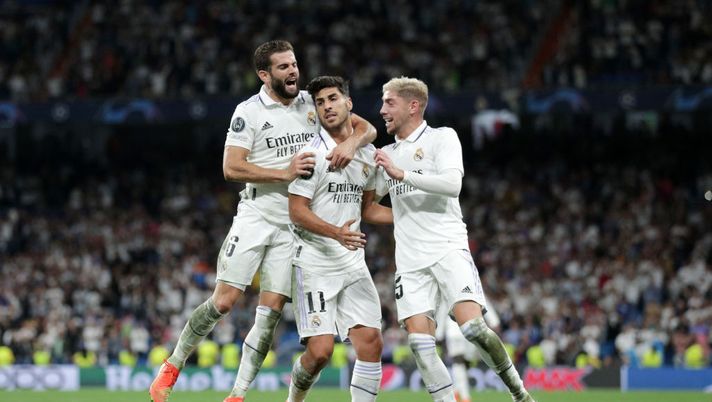 MADRID, SPAIN - SEPTEMBER 14: Marco Asensio of Real Madrid celebrates with teammates Nacho Fernandez and Federico Valverde after scoring their side's second goal during the UEFA Champions League group F match between Real Madrid and RB Leipzig at Estadio Santiago Bernabeu on September 14, 2022 in Madrid, Spain. (Photo by Gonzalo Arroyo Moreno/Getty Images) Asensio entra e segna, Butragueño freddo: “felice per lui” - immagine 1