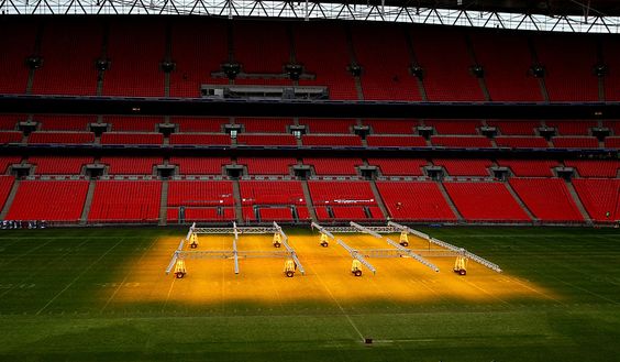 LONDON - OCTOBER 31: Powerful lights are used on the Wembley pitch as it recovers from the NFL Bridgestone International Series match between New York Giants and Miami Dolphins at Wembley Stadium on October 31, 2007 in London, England. (Photo by Getty Images) Qatar 2022, “miglior mondiale di sempre”, ma la FIFA punta al 2026 e a un fatturato di 10,6 miliardi di euro - immagine 1