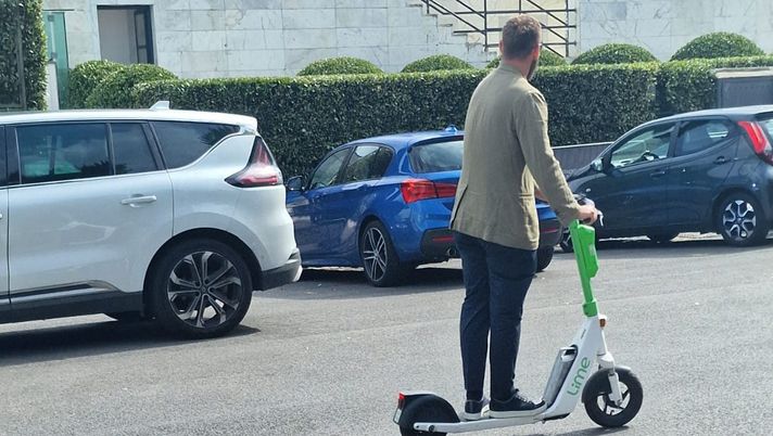 De Rossi ecologista: in giro per Roma con il monopattino elettrico - immagine 1