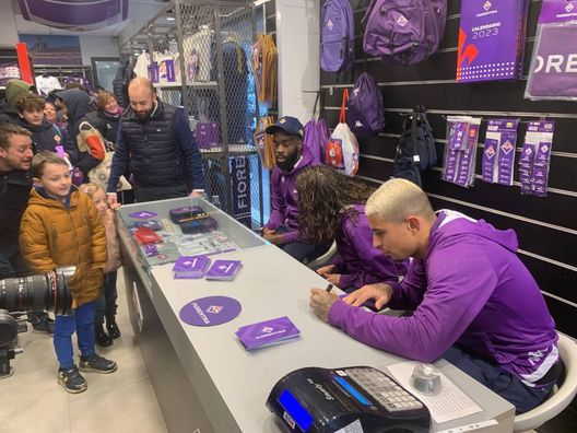 FOTO VN – Bagno di folla per Dodò, Ikoné e Boquete al Fiorentina Store- immagine 2