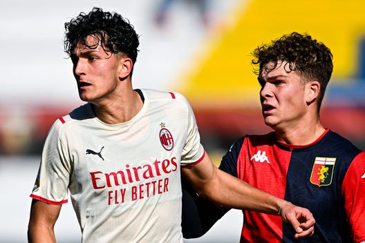 GENOA, ITALY - FEBRUARY 5: Enrico Di Gesù of Milan (L) and Gabriele Calvani of Genoa look on during the Primavera 1 match between Genoa CFC and AC Milan at Stadio Begato 9 on February 5, 2022 in Genoa, Italy. (Photo by AC Milan) Genoa-Milan primavera (getty images)