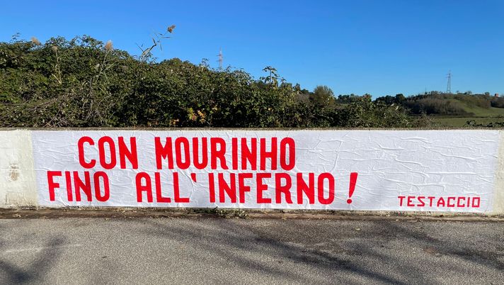 Trigoria, striscione a favore del tecnico: “Con Mourinho fino all’inferno” - immagine 1
