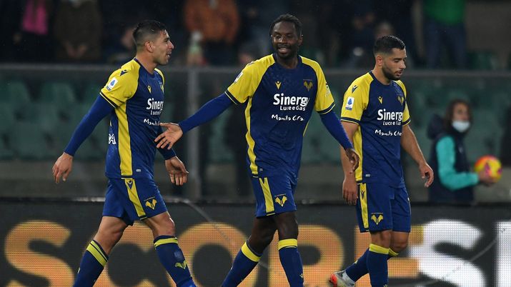 VERONA, ITALY - NOVEMBER 22: Adrien Tameze of Hellas Verona celebrates after scoring his team second goal during the Serie A match between Hellas and Empoli FC at Stadio Marcantonio Bentegodi on November 22, 2021 in Verona, Italy. (Photo by Alessandro Sabattini/Getty Images) Tameze: “La salvezza è il nostro obiettivo. Il gol è arrivato nel momento giusto” - immagine 1