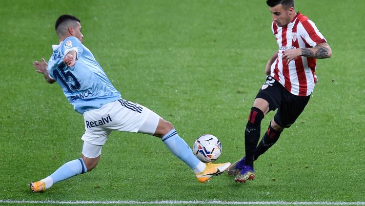 BILBAO, SPAIN - DECEMBER 04: Alex Berenguer (R) of Athletic Club is challenged by Lucas Olaza of Celta de Vigo during the La Liga Santader match between Athletic Club and RC Celta at Estadio de San Mames on December 04, 2020 in Bilbao, Spain. Sporting stadiums around Spain remain under strict restrictions due to the Coronavirus Pandemic as Government social distancing laws prohibit fans inside venues resulting in games being played behind closed doors. (Photo by Juan Manuel Serrano Arce/Getty Images) BILBAO, SPAIN - DECEMBER 04: Alex Berenguer (R) of Athletic Club is challenged by Lucas Olaza of Celta de Vigo during the La Liga Santader match between Athletic Club and RC Celta at Estadio de San Mames on December 04, 2020 in Bilbao, Spain. Sporting stadiums around Spain remain under strict restrictions due to the Coronavirus Pandemic as Government social distancing laws prohibit fans inside venues resulting in games being played behind closed doors. (Photo by Juan Manuel Serrano Arce/Getty Images)