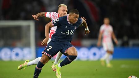 PARIS, FRANCE - OCTOBER 19: Kylian Mbappe of Paris Saint-Germain runs with the ball during the UEFA Champions League group A match between Paris Saint-Germain and RB Leipzig at Parc des Princes on October 19, 2021 in Paris, France. (Photo by Matthias Hangst/Getty Images)