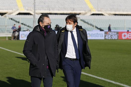 FLORENCE, ITALY - JANUARY 13: Antonio Conte manager of FC Internazionale looks on and Cesare Prandelli manager of ACF Fiorentina (L) during the Coppa Italia match between ACF Fiorentina and FC Internazionale at Artemio Franchi on January 13, 2021 in Florence, Italy. Sporting stadiums around Italy remain under strict restrictions due to the Coronavirus Pandemic as Government social distancing laws prohibit fans inside venues resulting in games being played behind closed doors. (Photo by Gabriele Maltinti/Getty Images) 