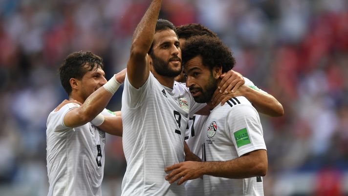 VOLGOGRAD, RUSSIA - JUNE 25: Mohamed Salah of Egypt celebrates with teammate Marwan Mohsen after scoring his team's first goal during the 2018 FIFA World Cup Russia group A match between Saudia Arabia and Egypt at Volgograd Arena on June 25, 2018 in Volgograd, Russia. (Photo by Shaun Botterill/Getty Images) Finale di Coppa d’Africa, il Kuwait avvisa i cittadini egiziani: chi festeggia in strada rischia l’espulsione! - immagine 1
