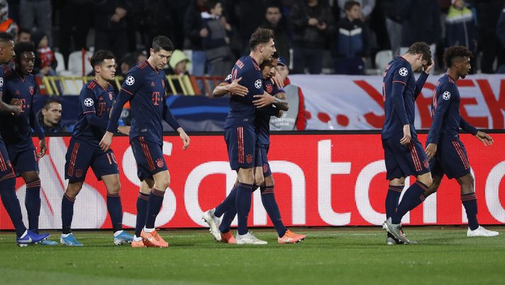 BELGRADE, SERBIA - NOVEMBER 26: Leon Goretzka of FC Bayern Munich celebrates with teammates after scoring his team's first goal during the UEFA Champions League group B match between Crvena Zvezda and Bayern Muenchen at Rajko Mitic Stadium on November 26, 2019 in Belgrade, Serbia. (Photo by Srdjan Stevanovic/Getty Images) BELGRADE, SERBIA - NOVEMBER 26: Leon Goretzka of FC Bayern Munich celebrates with teammates after scoring his team's first goal during the UEFA Champions League group B match between Crvena Zvezda and Bayern Muenchen at Rajko Mitic Stadium on November 26, 2019 in Belgrade, Serbia. (Photo by Srdjan Stevanovic/Getty Images)