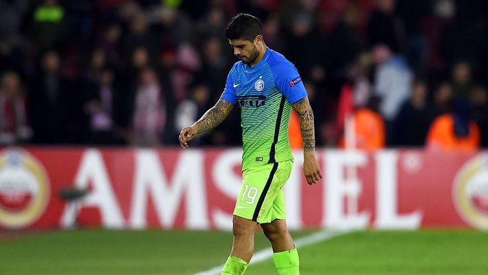 SOUTHAMPTON, ENGLAND - NOVEMBER 03:  Ever Banega of FC Internazionale dejected at the end of the UEFA Europa League match between Southampton FC and FC Internazionale Milano at St Mary's Stadium on November 3, 2016 in Southampton, England.  (Photo by Claudio Villa - Inter/Inter via Getty Images) 