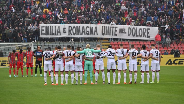 CREMONA, ITALY - MAY 20: Teams observe a one minute of silence for the victims of Emilia Romagna flooding before the Serie A match between US Cremonese and Bologna FC at Stadio Giovanni Zini on May 20, 2023 in Cremona, Italy. (Photo by Marco M. Mantovani/Getty Images) Nel segno della solidarietà il Bologna sbanca Cremona: allo Zini è 1-5- immagine 1
