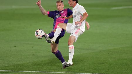 MADRID, SPAIN - SEPTEMBER 30: Alvaro Odriozola of Real Madrid is challenged by Raul Garcia of Real Valladolid during the La Liga Santander match between Real Madrid and Real Valladolid CF at Estadio Santiago Bernabeu on September 30, 2020 in Madrid, Spain. Football Stadiums around Europe remain empty due to the Coronavirus Pandemic as Government social distancing laws prohibit fans inside venues resulting in fixtures being played behind closed doors. (Photo by Gonzalo Arroyo Moreno/Getty Images) MADRID, SPAIN - SEPTEMBER 30: Alvaro Odriozola of Real Madrid is challenged by Raul Garcia of Real Valladolid during the La Liga Santander match between Real Madrid and Real Valladolid CF at Estadio Santiago Bernabeu on September 30, 2020 in Madrid, Spain. Football Stadiums around Europe remain empty due to the Coronavirus Pandemic as Government social distancing laws prohibit fans inside venues resulting in fixtures being played behind closed doors. (Photo by Gonzalo Arroyo Moreno/Getty Images)