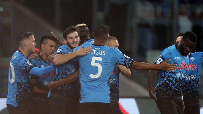 NAPLES, ITALY - OCTOBER 16: Hirving Lozano of SSC Napoli celebrates after scoring the 2-1 goal during the Serie A match between SSC Napoli and Bologna FC at Stadio Diego Armando Maradona on October 16, 2022 in Naples, Italy. (Photo by Francesco Pecoraro/Getty Images) FINALE! Napoli-Bologna 3-2: finisce al Maradona. Gli azzurri si riprendono la vetta grazie a Osimhen - immagine 1