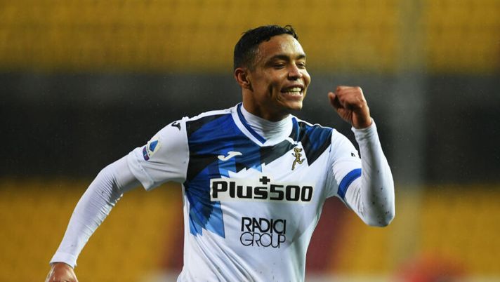 BENEVENTO, ITALY - JANUARY 09: Luis Muriel of Atalanta celebrates after scoring their sides fourth goal during the Serie A match between Benevento Calcio and Atalanta BC at Stadio Ciro Vigorito on January 09, 2021 in Benevento, Italy. Sporting stadiums around Italy remain under strict restrictions due to the Coronavirus Pandemic as Government social distancing laws prohibit fans inside venues resulting in games being played behind closed doors. (Photo by Francesco Pecoraro/Getty Images) Atalanta, la Gazzetta: “Sale Muriel e c’è l’idea Miranchuk. Così Gasp mischia le carte” - immagine 1