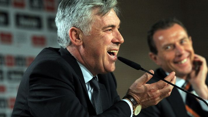 MADRID, SPAIN - JUNE 26: Carlo Ancelotti (L) smiles with former Real Madrid player Emilio Butragueno during a press conference after he was presented as Real Madrid's new head coach at Estadio Bernabeu on June 26, 2013 in Madrid, Spain. (Photo by Denis Doyle/Getty Images) Emilio Butragueño: “Il derby di Madrid è quasi una finale” - immagine 1