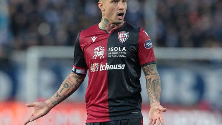 BRESCIA, ITALY - JANUARY 19: Radja Nainggolan of Cagliari Calcio gestures during the Serie A match between Brescia Calcio and Cagliari Calcio at Stadio Mario Rigamonti on January 19, 2020 in Brescia, Italy. (Photo by Emilio Andreoli/Getty Images) BRESCIA, ITALY - JANUARY 19: Radja Nainggolan of Cagliari Calcio gestures during the Serie A match between Brescia Calcio and Cagliari Calcio at Stadio Mario Rigamonti on January 19, 2020 in Brescia, Italy. (Photo by Emilio Andreoli/Getty Images)
