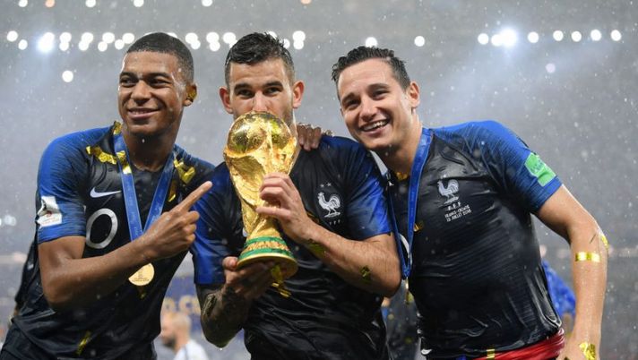 MOSCOW, RUSSIA - JULY 15: Kylian Mbappe, Lucas Hernandez, and Florian Thauvin of France celebrate with the World Cup Trophy following their sides victory in the 2018 FIFA World Cup Final between France and Croatia at Luzhniki Stadium on July 15, 2018 in Moscow, Russia. (Photo by Matthias Hangst/Getty Images) UFFICIALE – Thauvin all’Udinese: ruolo e quotazione al fanta, cosa fare all’asta e i rigori… - immagine 1
