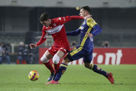 VERONA, ITALY - DECEMBER 22: Dusan Vlahovic of ACF Fiorentina in action during the Serie A match between Hellas Verona and ACF Fiorentina at Stadio Marcantonio Bentegodi on December 22, 2021 in Verona, Italy. (Photo by Giuseppe Cottini/Getty Images) VERONA, ITALY - DECEMBER 22: Dusan Vlahovic of ACF Fiorentina in action during the Serie A match between Hellas Verona and ACF Fiorentina at Stadio Marcantonio Bentegodi on December 22, 2021 in Verona, Italy. (Photo by Giuseppe Cottini/Getty Images)