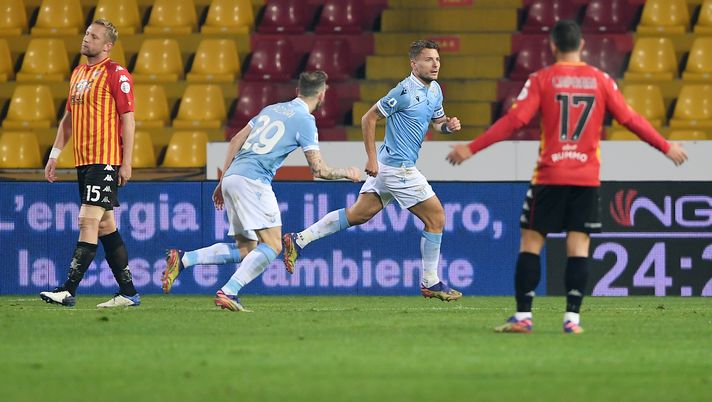 BENEVENTO, ITALY - DECEMBER 15: Manuel Lazzari and Ciro Immobile of SS Lazio celebrate the 0-1 goal scored by Ciro Immobile during the Serie A match between Benevento Calcio and SS Lazio at Stadio Ciro Vigorito on December 15, 2020 in Benevento, Italy. (Photo by Francesco Pecoraro/Getty Images) 