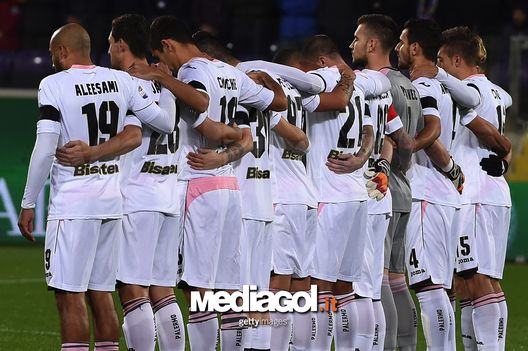 FLORENCE, ITALY - DECEMBER 04: Players of Palermo observe one minute of silence in memory of the victims of Chapecoense soccer team during the Serie A match between ACF Fiorentina and US Citta di Palermo at Stadio Artemio Franchi on December 4, 2016 in Florence, Italy. (Photo by Tullio M. Puglia/Getty Images) FLORENCE, ITALY - DECEMBER 04: Players of Palermo observe one minute of silence in memory of the victims of Chapecoense soccer team during the Serie A match between ACF Fiorentina and US Citta di Palermo at Stadio Artemio Franchi on December 4, 2016 in Florence, Italy. (Photo by Tullio M. Puglia/Getty Images)