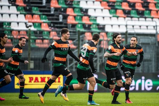 L'esultanza dei giocatori del Venezia dopo un gol L'esultanza dei giocatori del Venezia dopo un gol