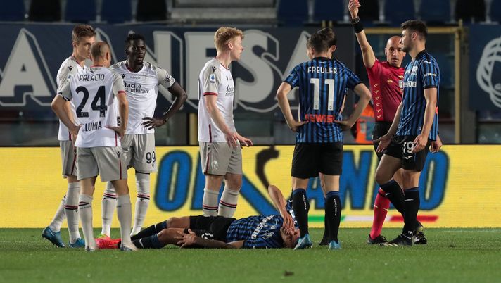 BERGAMO, ITALY - APRIL 25: Jerdy Schouten of Bologna FC receives a red card during the Serie A match between Atalanta BC  and Bologna FC at Gewiss Stadium on April 25, 2021 in Bergamo, Italy. Sporting stadiums around Italy remain under strict restrictions due to the Coronavirus Pandemic as Government social distancing laws prohibit fans inside venues resulting in games being played behind closed doors. (Photo by Emilio Andreoli/Getty Images) 