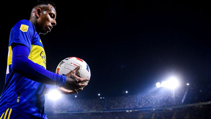 BUENOS AIRES, ARGENTINA - JUNE 05: Sebastian Villa of Boca Juniors holds the ball during a match between Boca Juniors and Arsenal as part of the opening round of Liga Profesional Argentina 2022 at Estadio Alberto J. Armando on June 5, 2022 in Buenos Aires, Argentina. (Photo by Marcelo Endelli/Getty Images) SITUAZIONE CAMPIONATO ARGENTINO