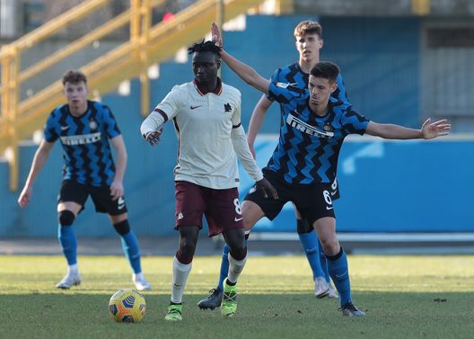 SESTO SAN GIOVANNI, ITALY - FEBRUARY 11: Ebrima Darboe of AS Roma competes for the ball with Mattia Sangalli of FC Internazionale during the Primavera 1 TIM match between FC Internazionale U19 and AS Roma U19 at Stadio Breda on February 11, 2021 in Sesto San Giovanni, Italy. (Photo by Emilio Andreoli - Inter/Inter via Getty Images) Roma, peserà l’assenza di Veretout: possibile chance per il giovane Darboe- immagine 3